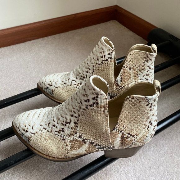 CL By Laundry Women Snake Print Cecily  Boots  - NEW NWOB - Picture 4 of 9